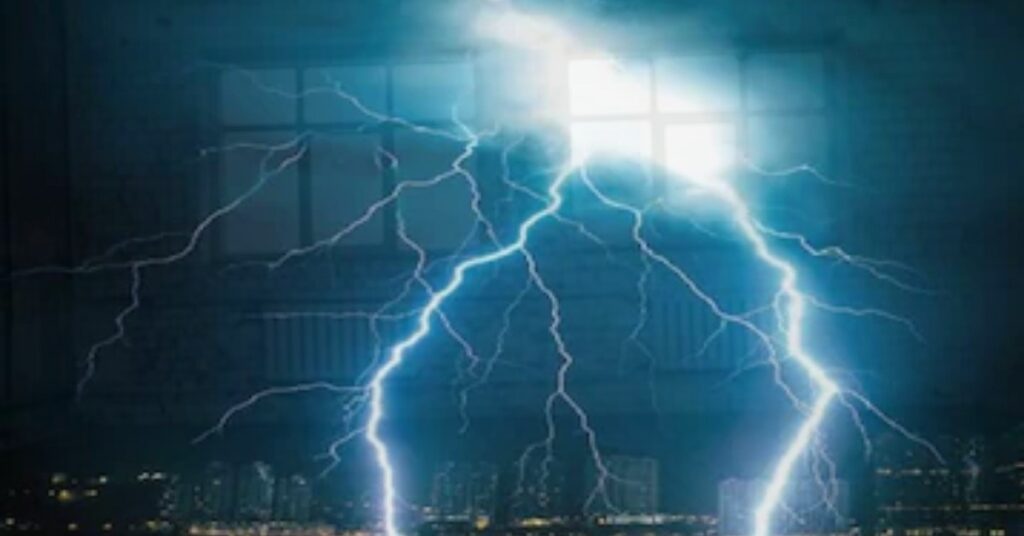 Lightning Can Strike Underwater? जानिए पानी में बिजली गिरने का चौंकाने वाला सच!