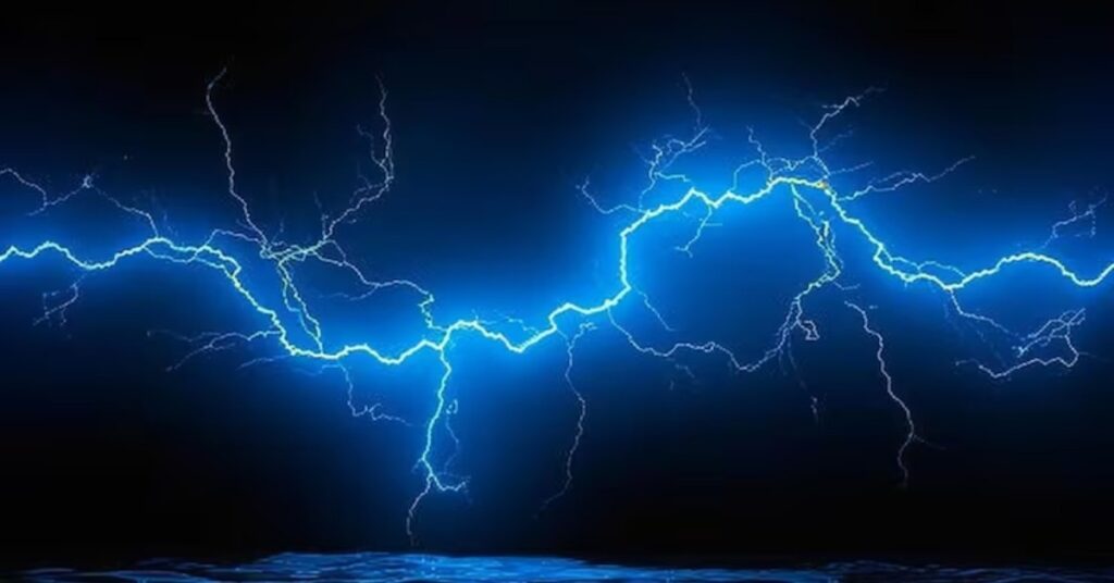 Lightning Can Strike Underwater? जानिए पानी में बिजली गिरने का चौंकाने वाला सच!